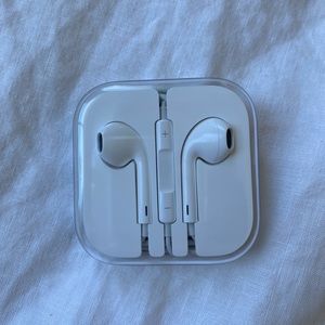 NWOT EarPods with lightning connector